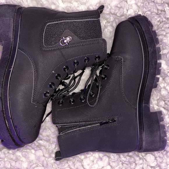 BLACK BOOTS SIZE 8 UNISEX - Picture 1 of 11